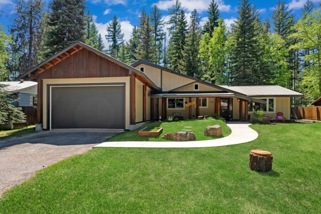 Roomy Cabin in West Glacier Village
